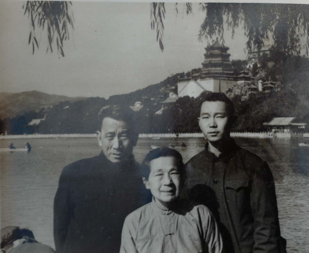 1960年代王平与父母在颐和园合影