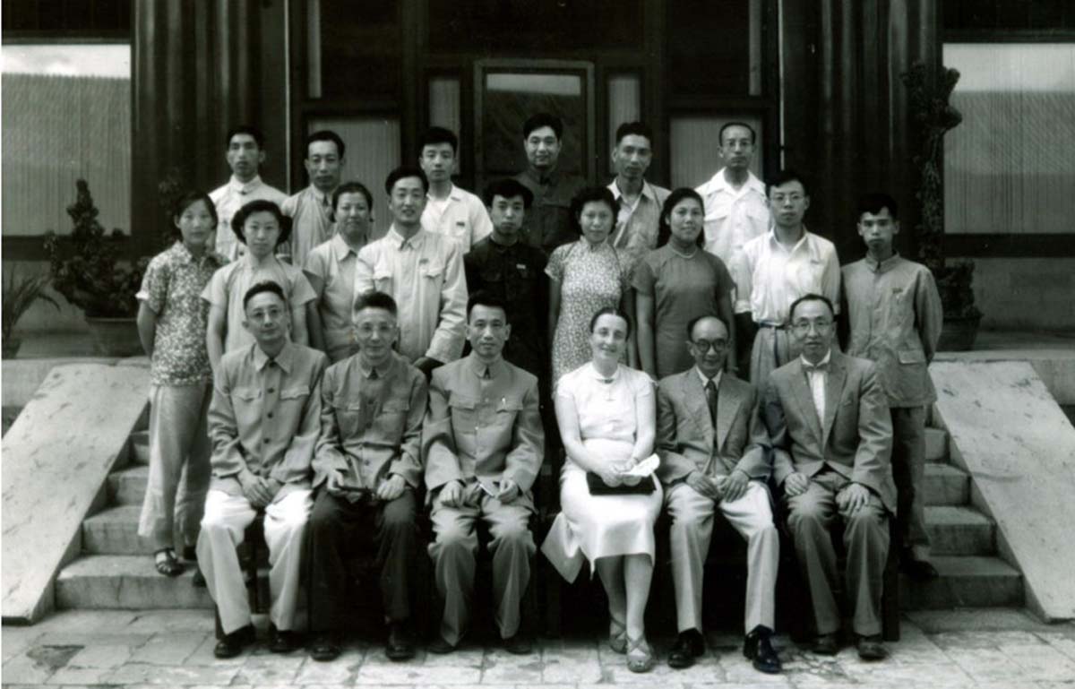 1957年王重民在颐和园听郦馆前与苏联专家雷塔娅合影，右二为刘国钧