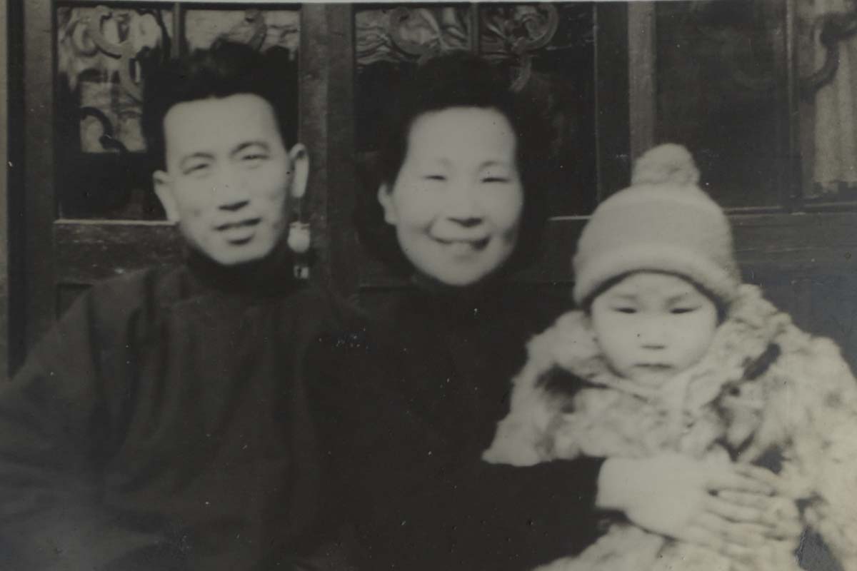 1949年，王平与父母在自家四合院合影