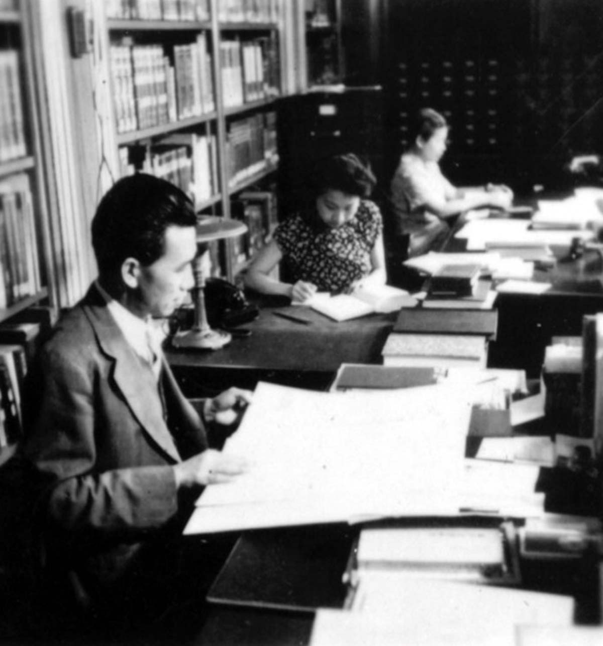 1943年，王重民在美国国会图书馆鉴定善本书