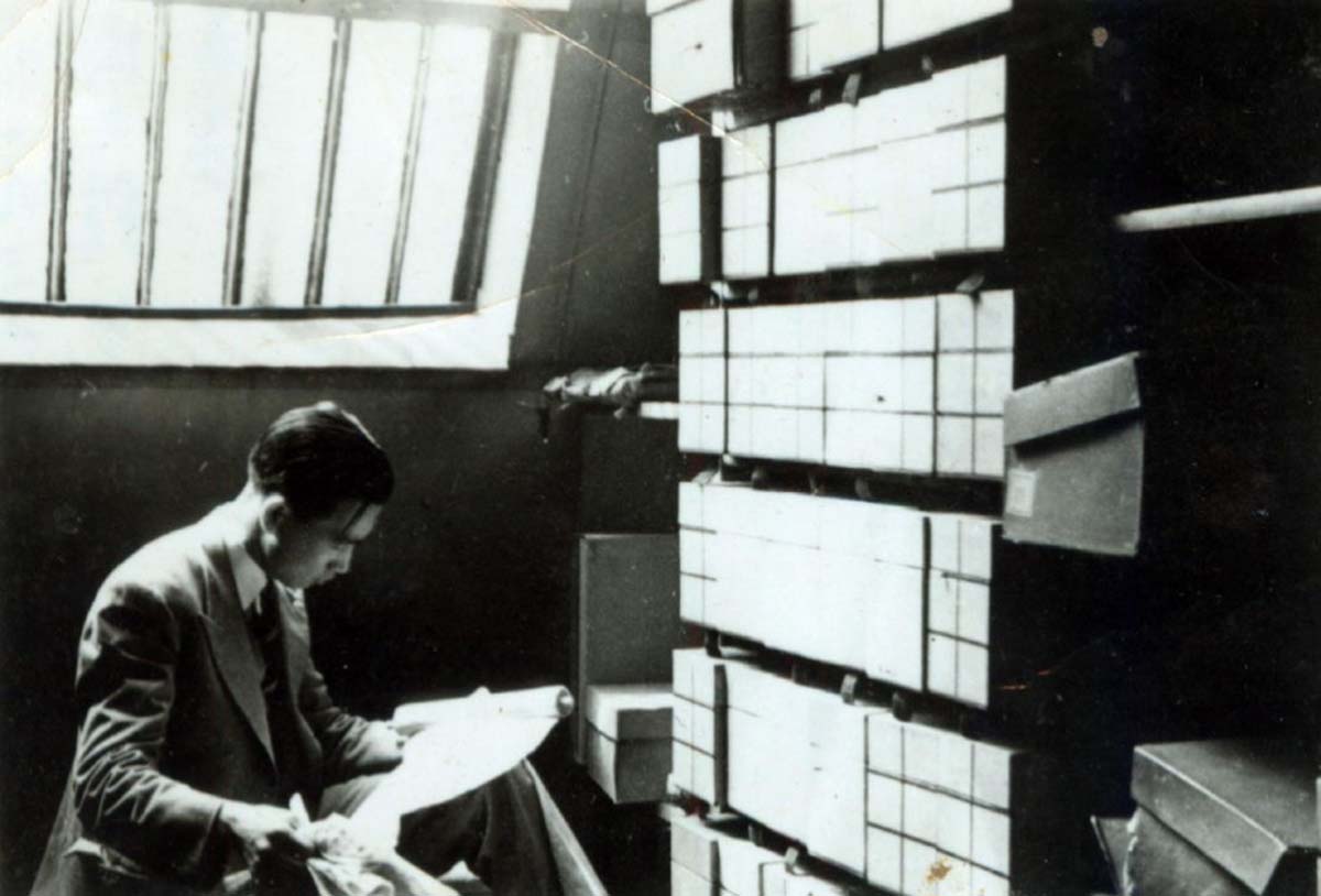 1936年王重民在法国国家图书馆阅读敦煌卷子